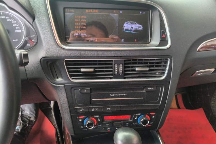 Used Audi Q5 2012 2.0TFSI Comfort Version Audio And AC Panel