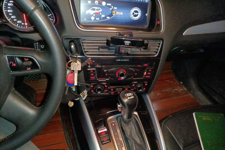 Used Audi Q5 2012 2.0TFSI Technology Model Audio And AC Panel