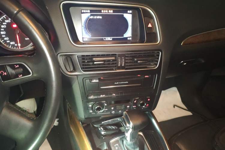 Used Audi Q5 2012 2.0TFSI Comfort Version Audio And AC Panel