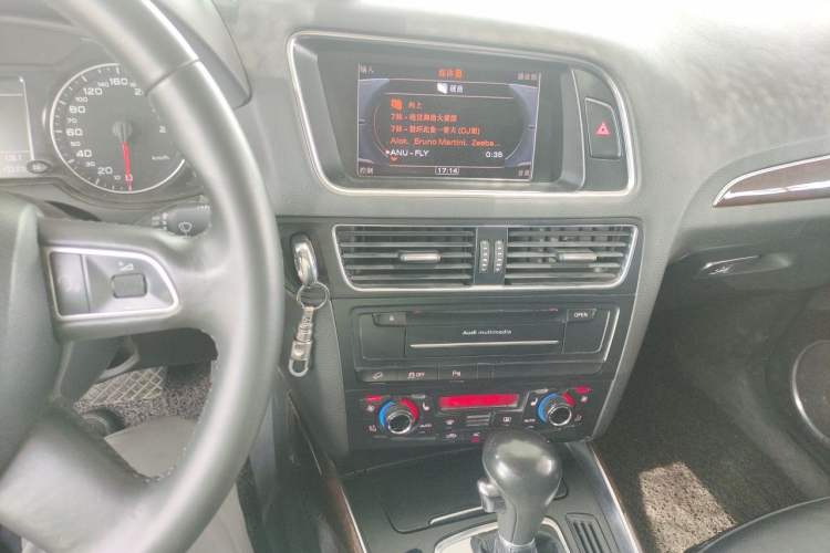 Used Audi Q5 2012 2.0TFSI Comfort Version Audio And AC Panel