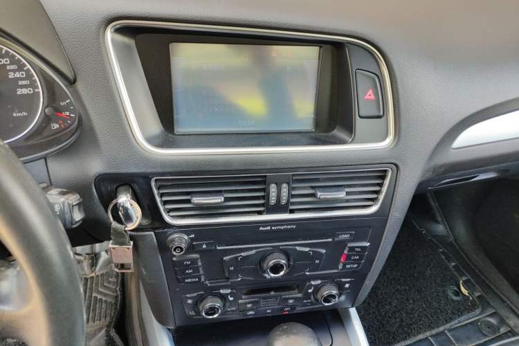 Used Audi Q5 2012 2.0TFSI Technology Model Audio And AC Panel