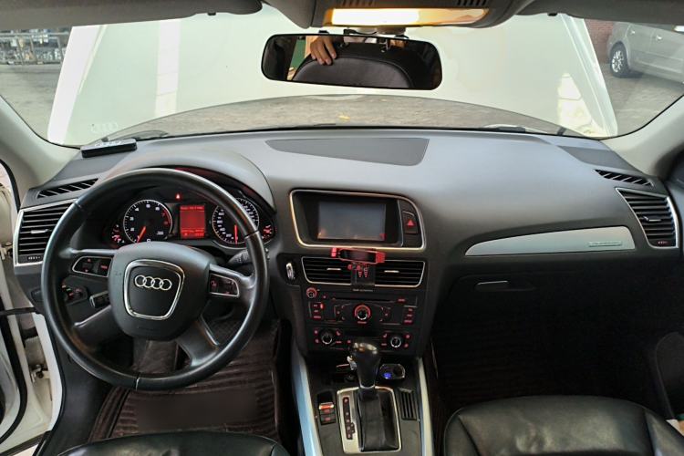 Used Audi Q5 2012 2.0TFSI Technology Model Center Console