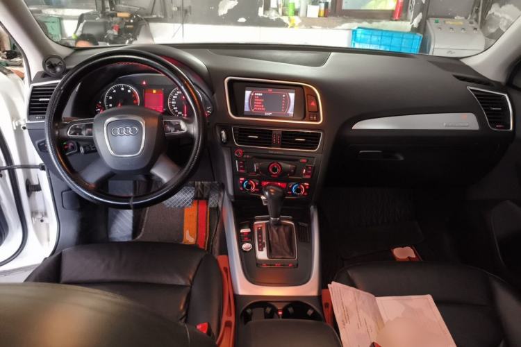 Used Audi Q5 2012 2.0TFSI Technology Model Center Console