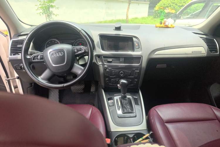 Used Audi Q5 2012 2.0TFSI Trendy Edition Center Console