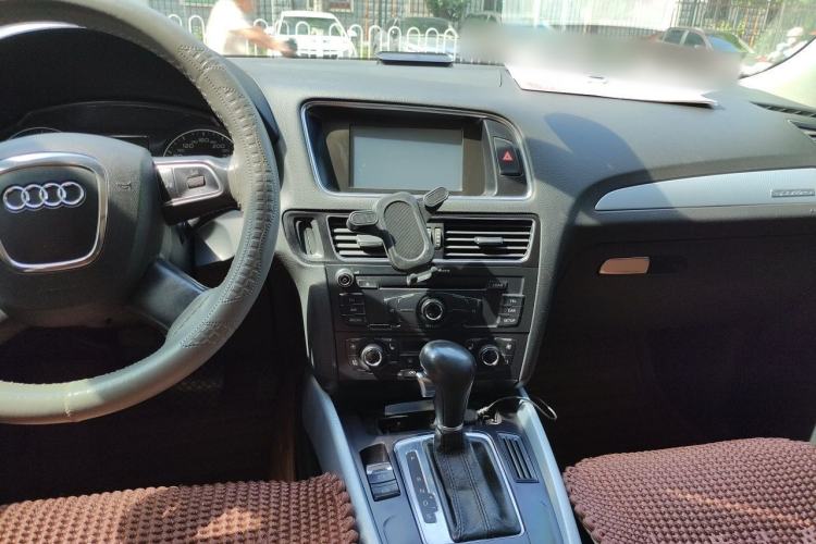 Used Audi Q5 2012 2.0TFSI Technology Model Center Console