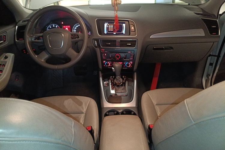 Used Audi Q5 2012 2.0TFSI Technology Model Center Console