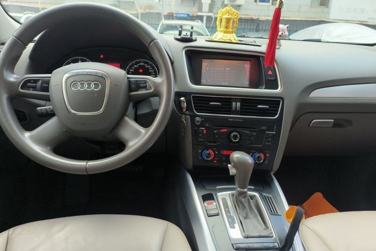Used Audi Q5 2012 2.0TFSI Technology Model Center Console