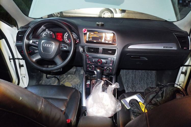 Used Audi Q5 2012 2.0TFSI Technology Model Center Console