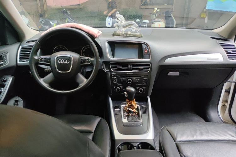 Used Audi Q5 2012 2.0TFSI Technology Model Center Console