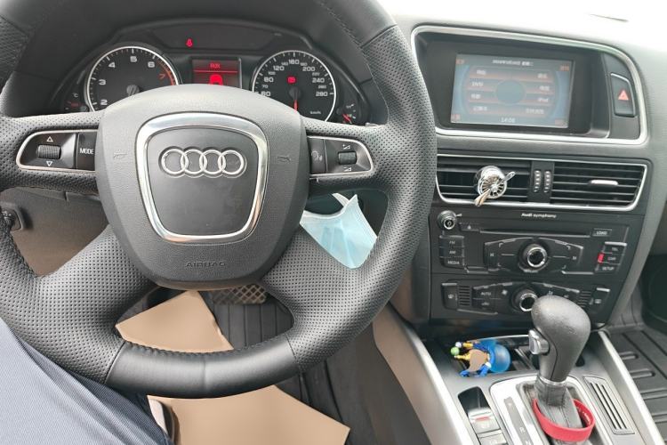 Used Audi Q5 2012 2.0TFSI Trendy Edition Center Console