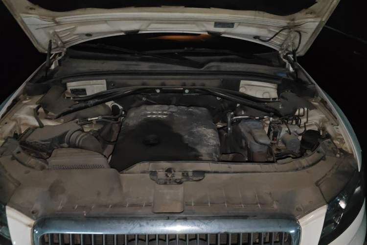 Used Audi Q5 2012 2.0TFSI Comfort Version Engine Bay