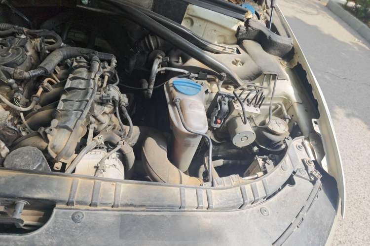 Used Audi Q5 2012 2.0TFSI Technology Model Engine Bay Left