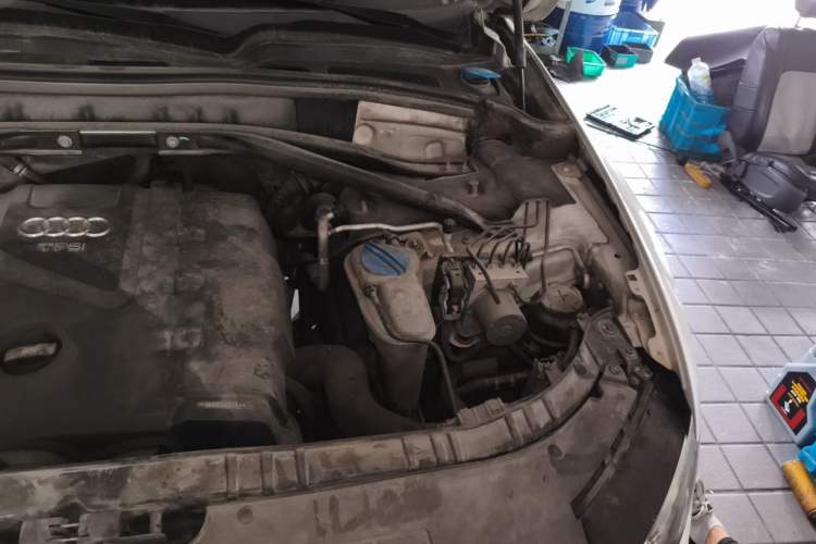 Used Audi Q5 2012 2.0TFSI Technology Model Engine Bay Left