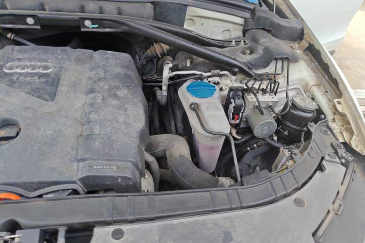 Used Audi Q5 2012 2.0TFSI Technology Model Engine Bay Left