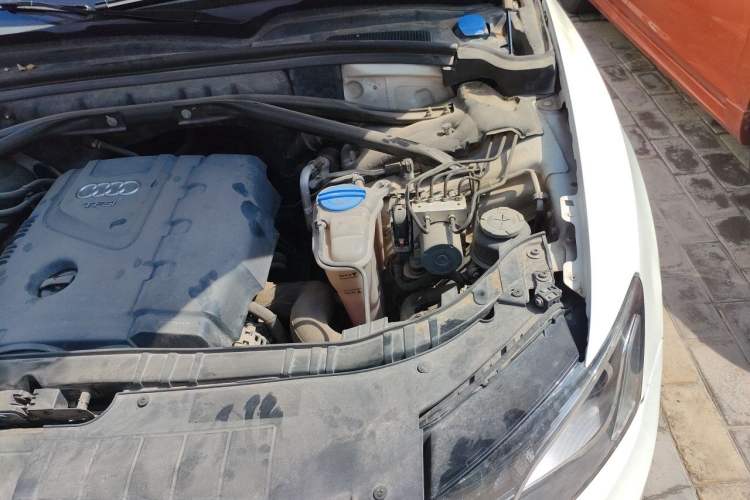 Used Audi Q5 2012 2.0TFSI Technology Model Engine Bay Left