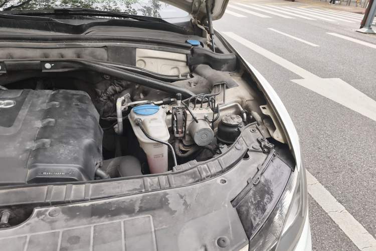 Used Audi Q5 2012 2.0TFSI Technology Model Engine Bay Left