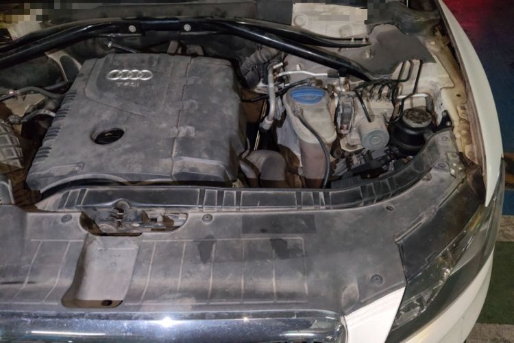 Used Audi Q5 2012 2.0TFSI Technology Model Engine Bay Left