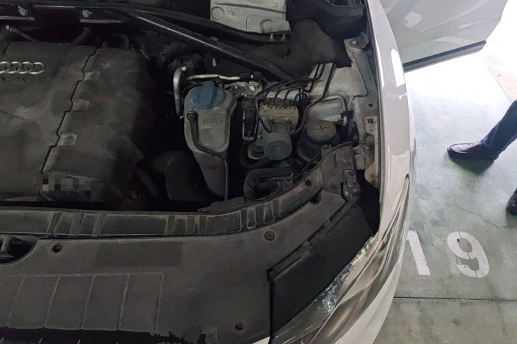 Used Audi Q5 2012 2.0TFSI Technology Model Engine Bay Left