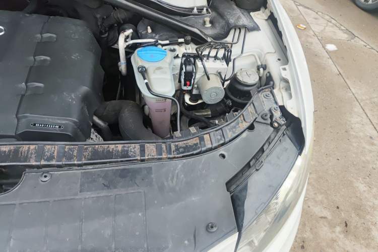 Used Audi Q5 2012 2.0TFSI Technology Model Engine Bay Left