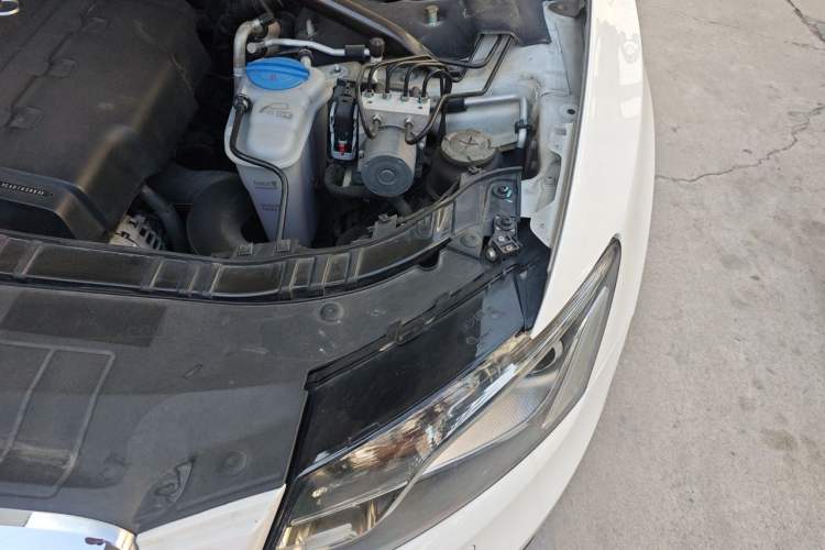 Used Audi Q5 2012 2.0TFSI Technology Model Engine Bay Left