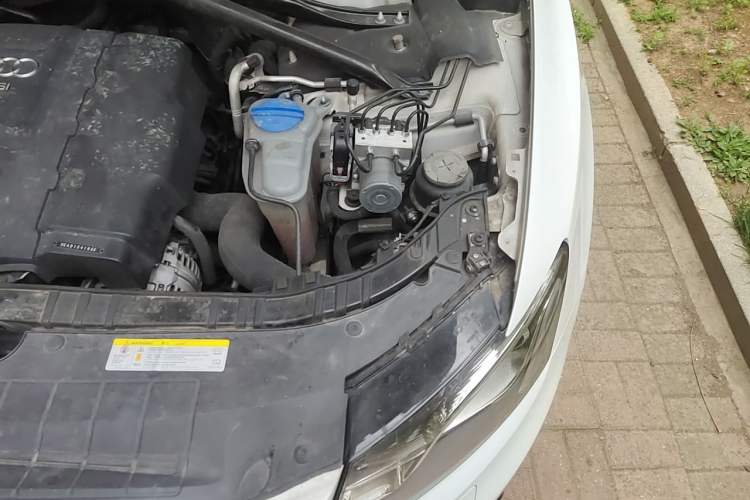 Used Audi Q5 2012 2.0TFSI Technology Model Engine Bay Left