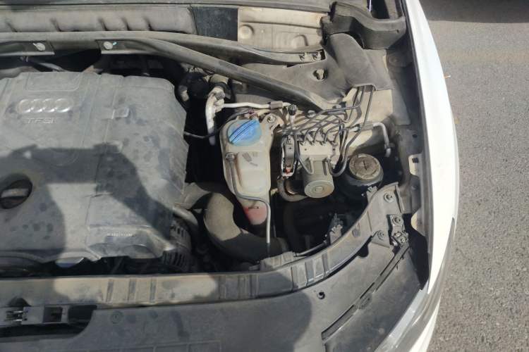 Used Audi Q5 2012 2.0TFSI Technology Model Engine Bay Left