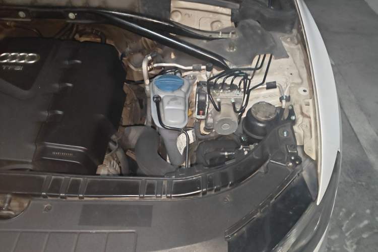 Used Audi Q5 2012 2.0TFSI Technology Model Engine Bay Left