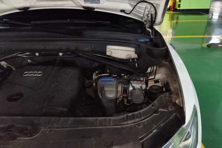 Used Audi Q5 2012 2.0TFSI Technology Model Engine Bay Left