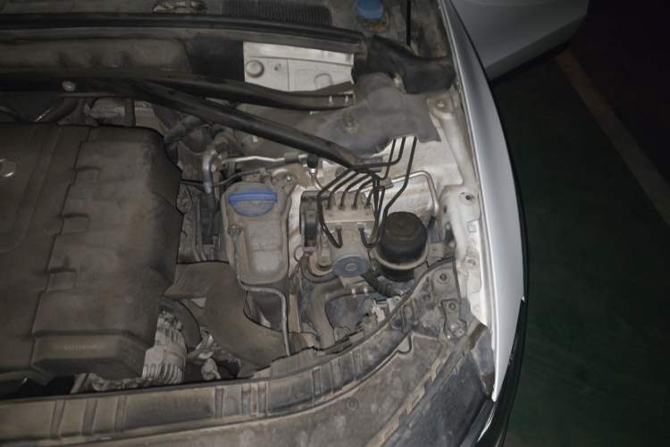 Used Audi Q5 2012 2.0TFSI Comfort Version Engine Bay Left