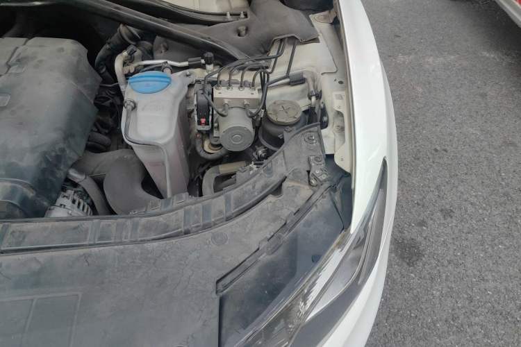 Used Audi Q5 2012 2.0TFSI Technology Model Engine Bay Left