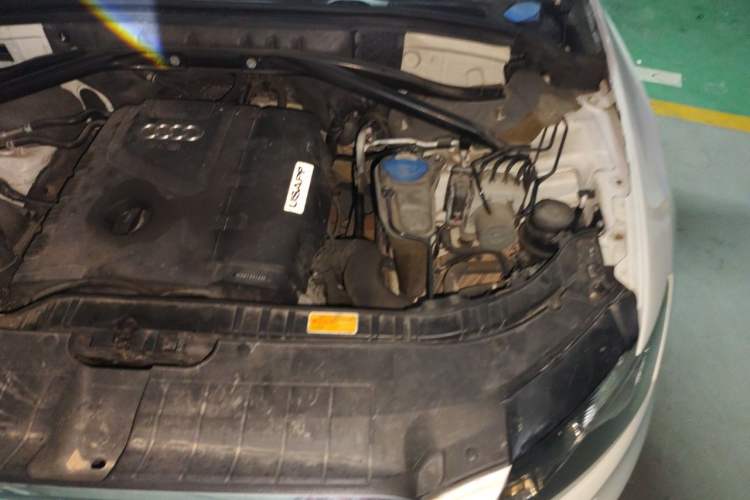 Used Audi Q5 2012 2.0TFSI Technology Model Engine Bay Left