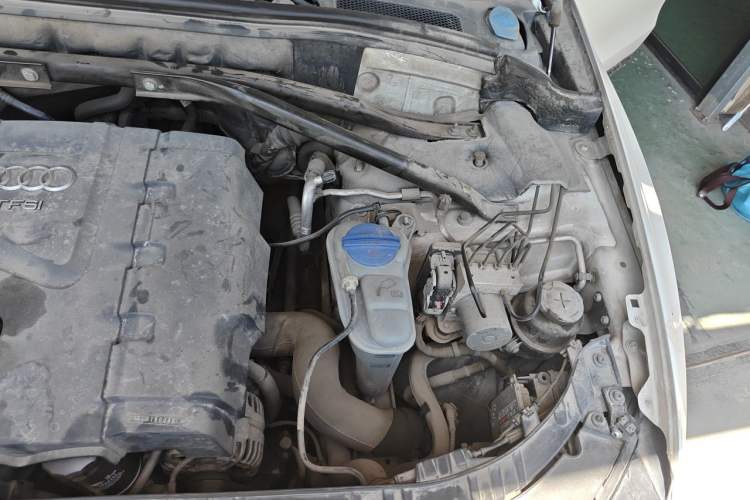 Used Audi Q5 2012 2.0TFSI Technology Model Engine Bay Left