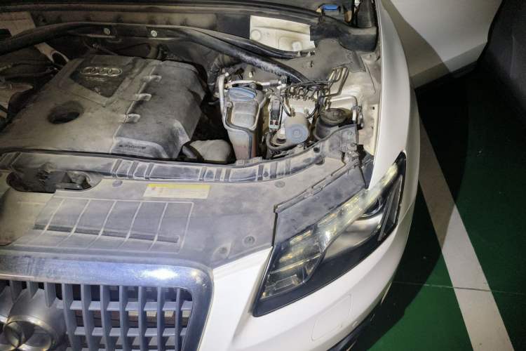 Used Audi Q5 2012 2.0TFSI Technology Model Engine Bay Left