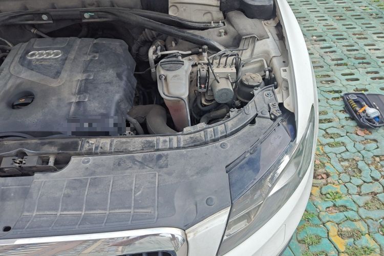 Used Audi Q5 2012 2.0TFSI Technology Model Engine Bay Left