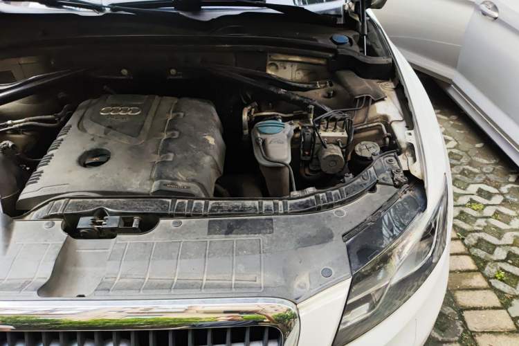 Used Audi Q5 2012 2.0TFSI Technology Model Engine Bay Left