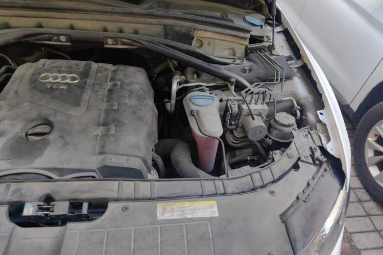 Used Audi Q5 2012 2.0TFSI Technology Model Engine Bay Left