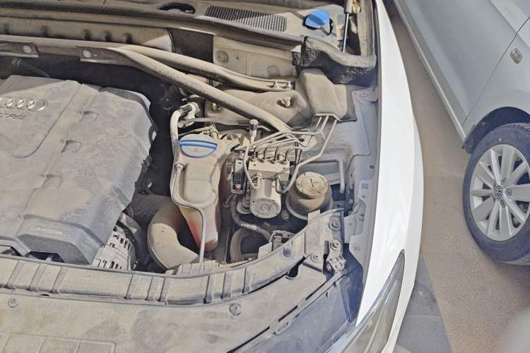 Used Audi Q5 2012 2.0TFSI Technology Model Engine Bay Left