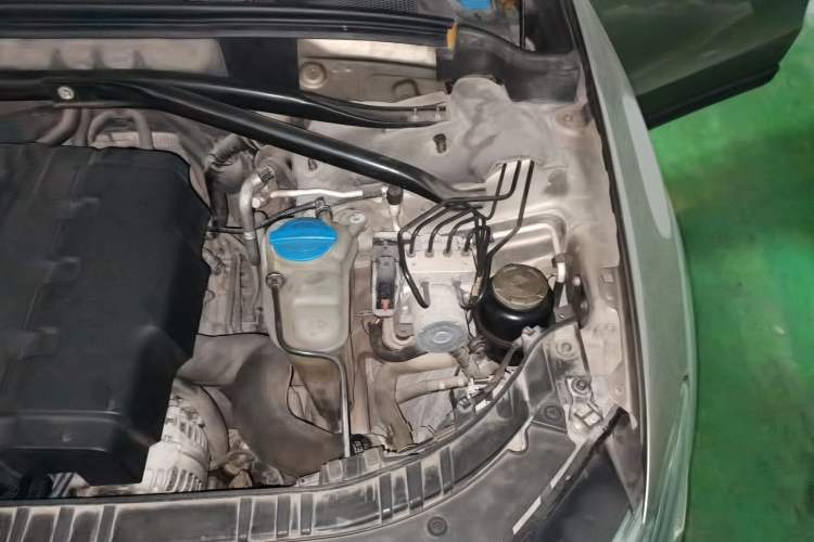 Used Audi Q5 2012 2.0TFSI Comfort Version Engine Bay Left