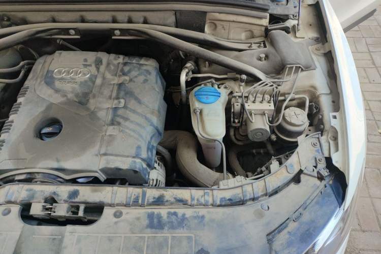 Used Audi Q5 2012 2.0TFSI Technology Model Engine Bay Left