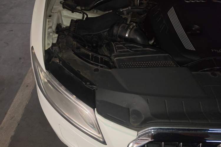 Used Audi Q5 2012 2.0TFSI hybrid Engine Bay Right