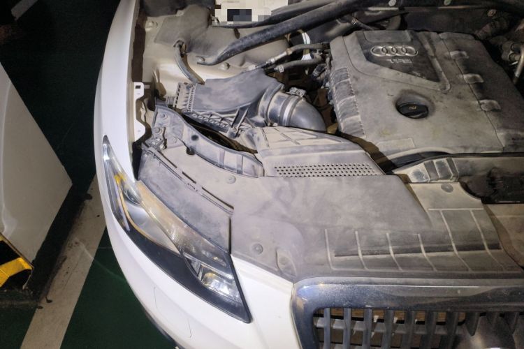 Used Audi Q5 2012 2.0TFSI Technology Model Engine Bay Right