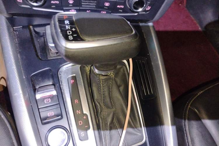 Used Audi Q5 2012 2.0TFSI Technology Model Gear Lever
