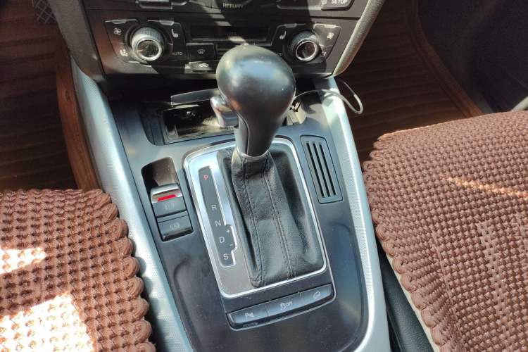 Used Audi Q5 2012 2.0TFSI Technology Model Gear Lever
