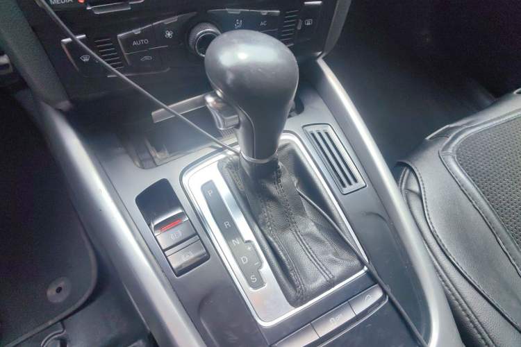 Used Audi Q5 2012 2.0TFSI Trendy Edition Gear Lever