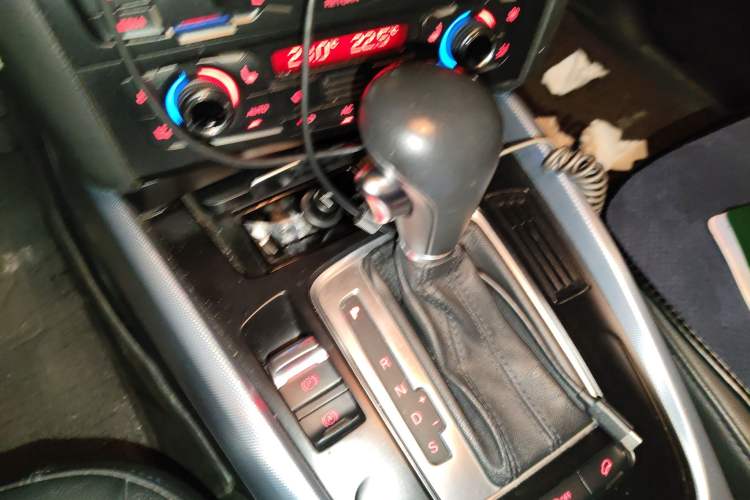 Used Audi Q5 2012 2.0TFSI Trendy Edition Gear Lever