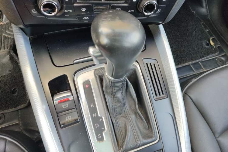 Used Audi Q5 2012 2.0TFSI Technology Model Gear Lever