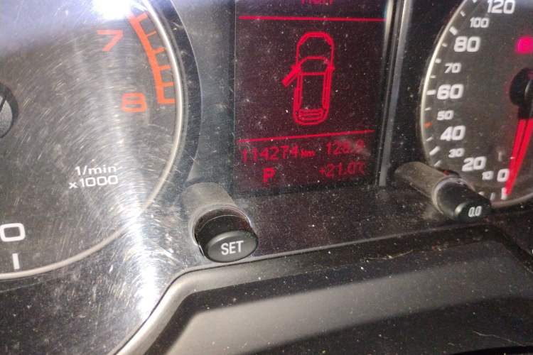 Used Audi Q5 2012 2.0TFSI Technology Model Odometer Close Up