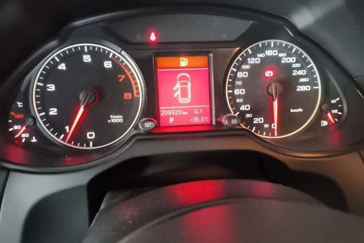 Used Audi Q5 2012 2.0TFSI Technology Model Odometer Close Up