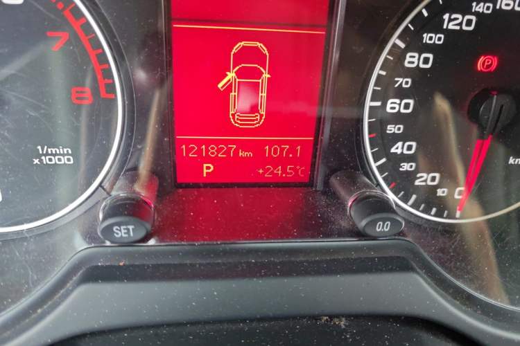 Used Audi Q5 2012 2.0TFSI Technology Model Odometer Close Up