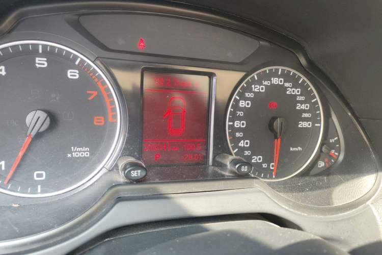 Used Audi Q5 2012 2.0TFSI Technology Model Odometer Close Up